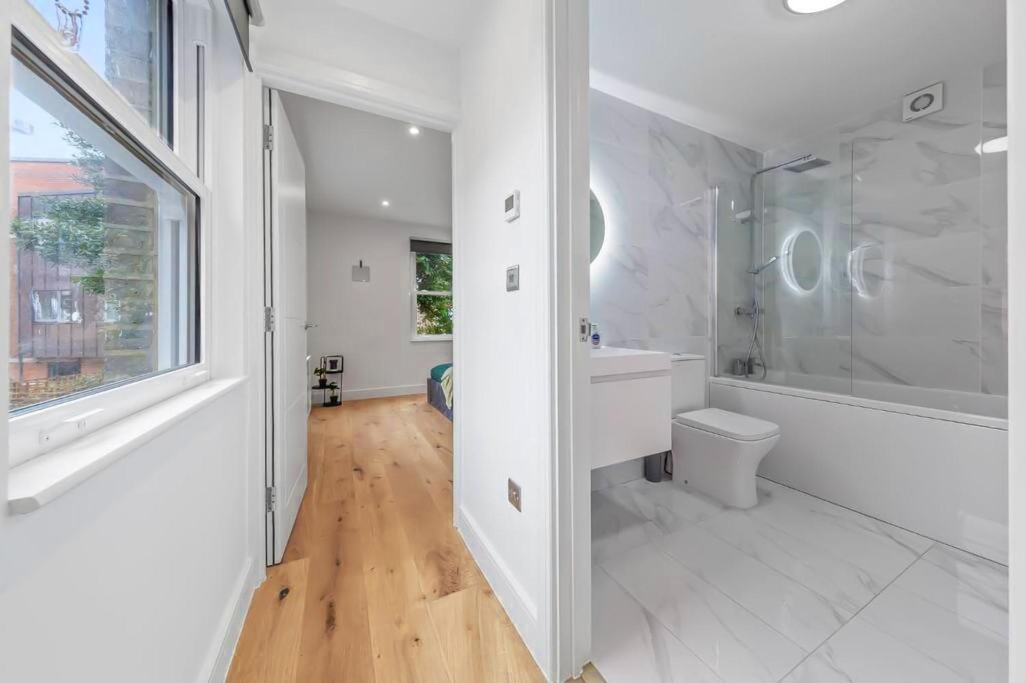 Brand New Near Bridge Lr1 * Londra